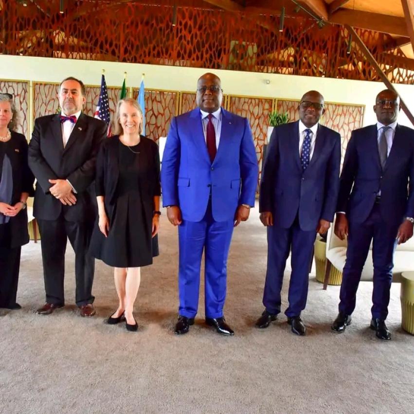 Le président Félix Tshisekedi avec les nouveaux ambassadeurs extraordinaires et plénipotentiaires d'Égypte et des États-Unis, accrédités en RDC 