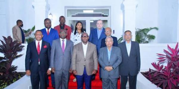 Une photo defamille de la delegation et le premier ministre