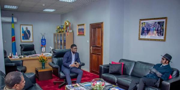 Le ministre des sports et loisirs Serge Nkonde avec Félix Wazekwa 