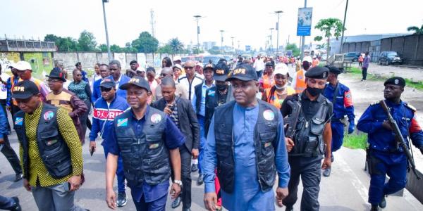 Le vice-premier ministre de l'intérieur Daniel Aselo  lors des travaux de signalisation routière horizontale et lumineuse sur les artères de Kinshasa.