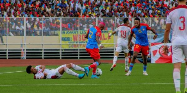 Christian Luyindama lors du match aller de barrage de la Coupe du monde entre la RDC et le Maroc à Kinshasa 
