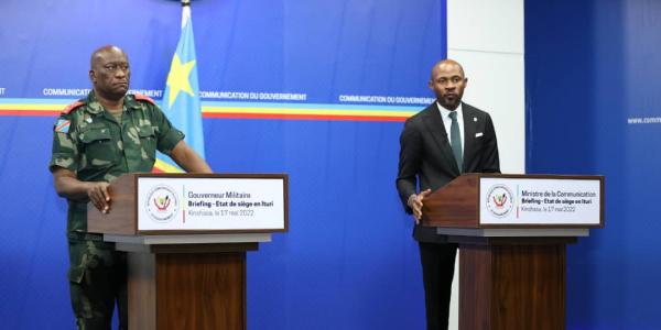 Johnny Luboya gouverneur militaire de l'Ituri et le ministre de la Communication et Médias Patrick Muyaya lors du briefing sur la situation sécuritaire à l'Est de la RDC 