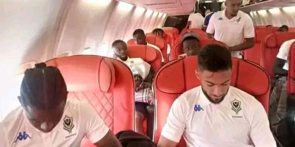 La délégation gabonaise dans un avion 