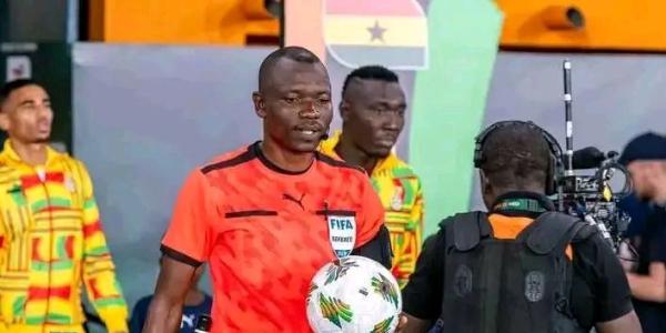 L'arbitre congolais Jean-Jacques Ndala lors d'un match de la CAN Côte d'Ivoire 2023