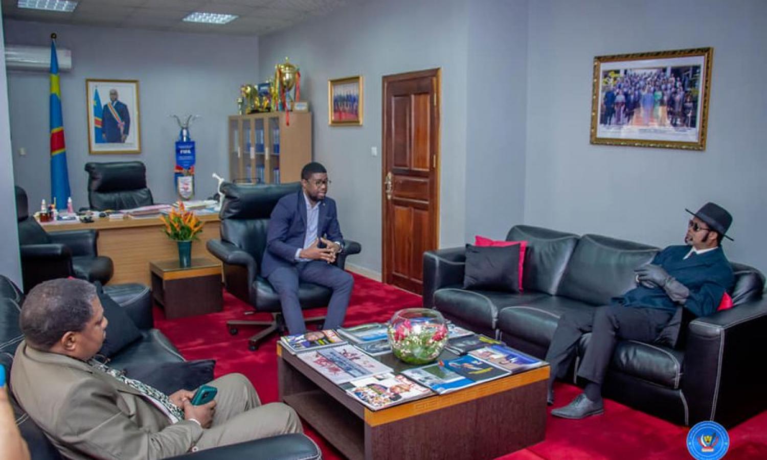 Le ministre des sports et loisirs Serge Nkonde avec Félix Wazekwa 