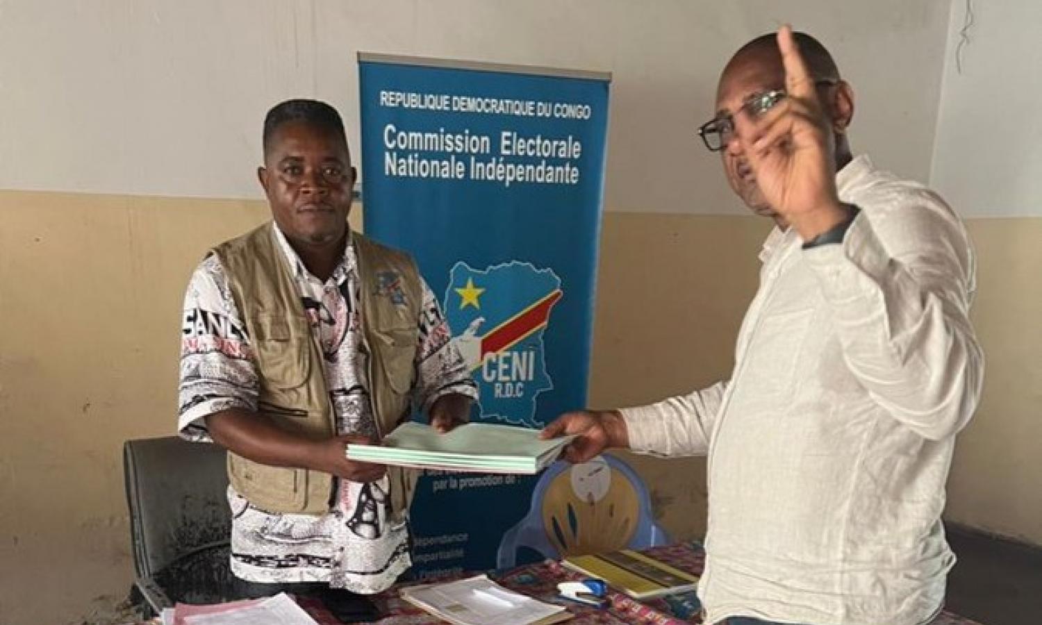 Élection du vice-gouverneur de Kinshasa: Gérard Mulumba dépose sa candidature à la CENI