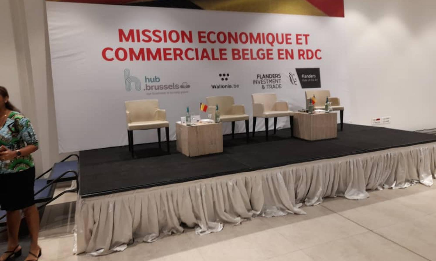 L'ambassadeur belge M. Indekeu échange avec quelques délégués.