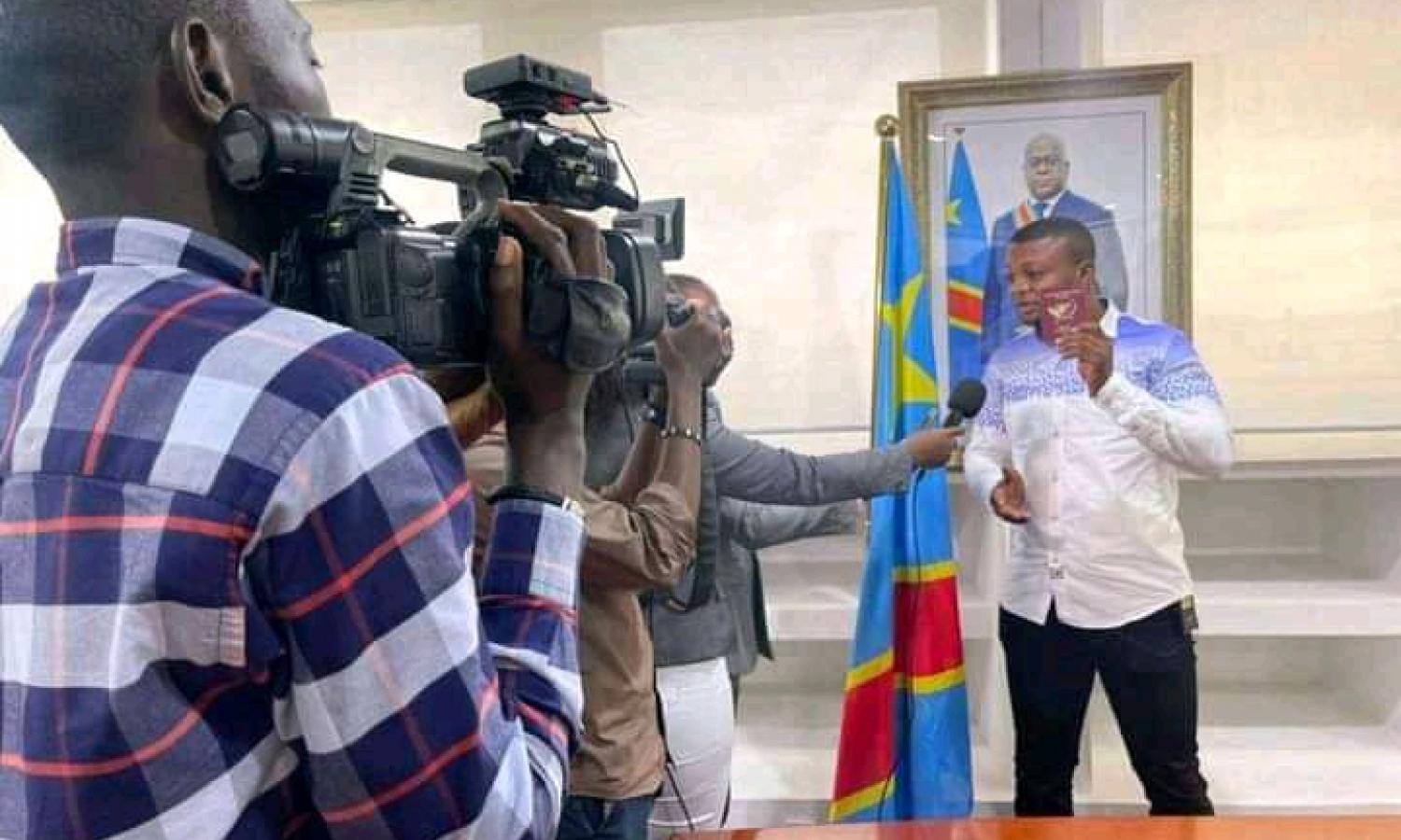 Junior Makambu reçoit le passeport diplomatique à Kinshasa 