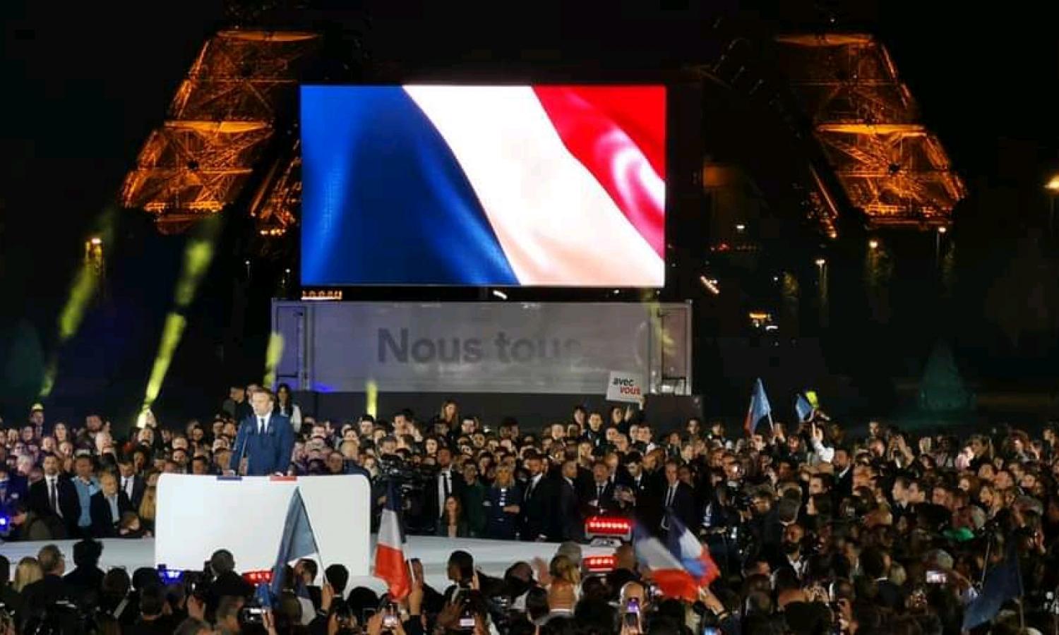 Belle ambiance à Paris après la réélection de Emmanuel Macron 