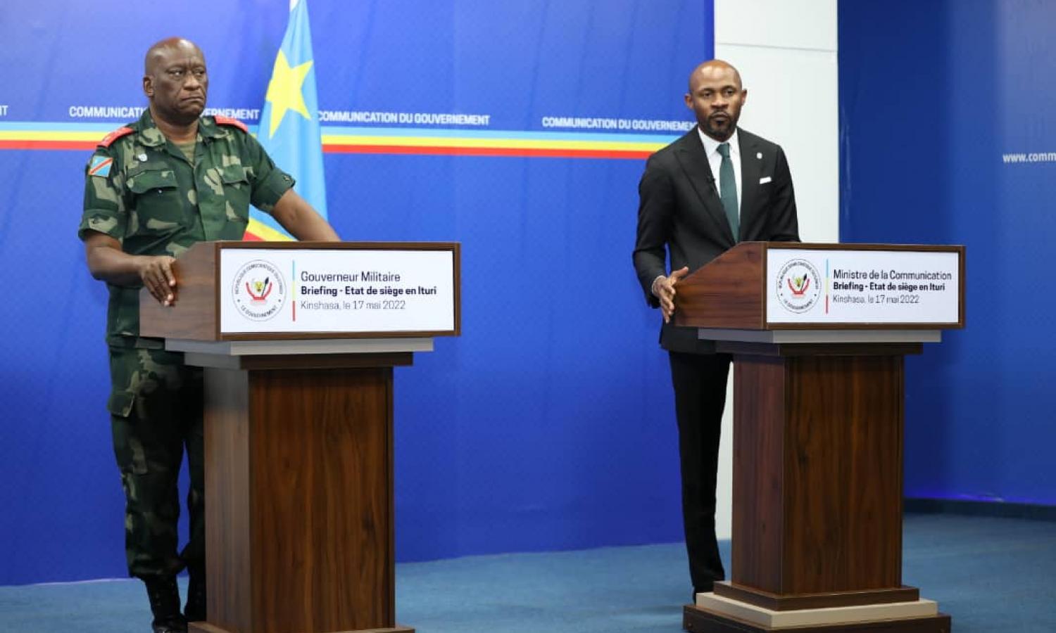 Johnny Luboya gouverneur militaire de l'Ituri et le ministre de la Communication et Médias Patrick Muyaya lors du briefing sur la situation sécuritaire à l'Est de la RDC 