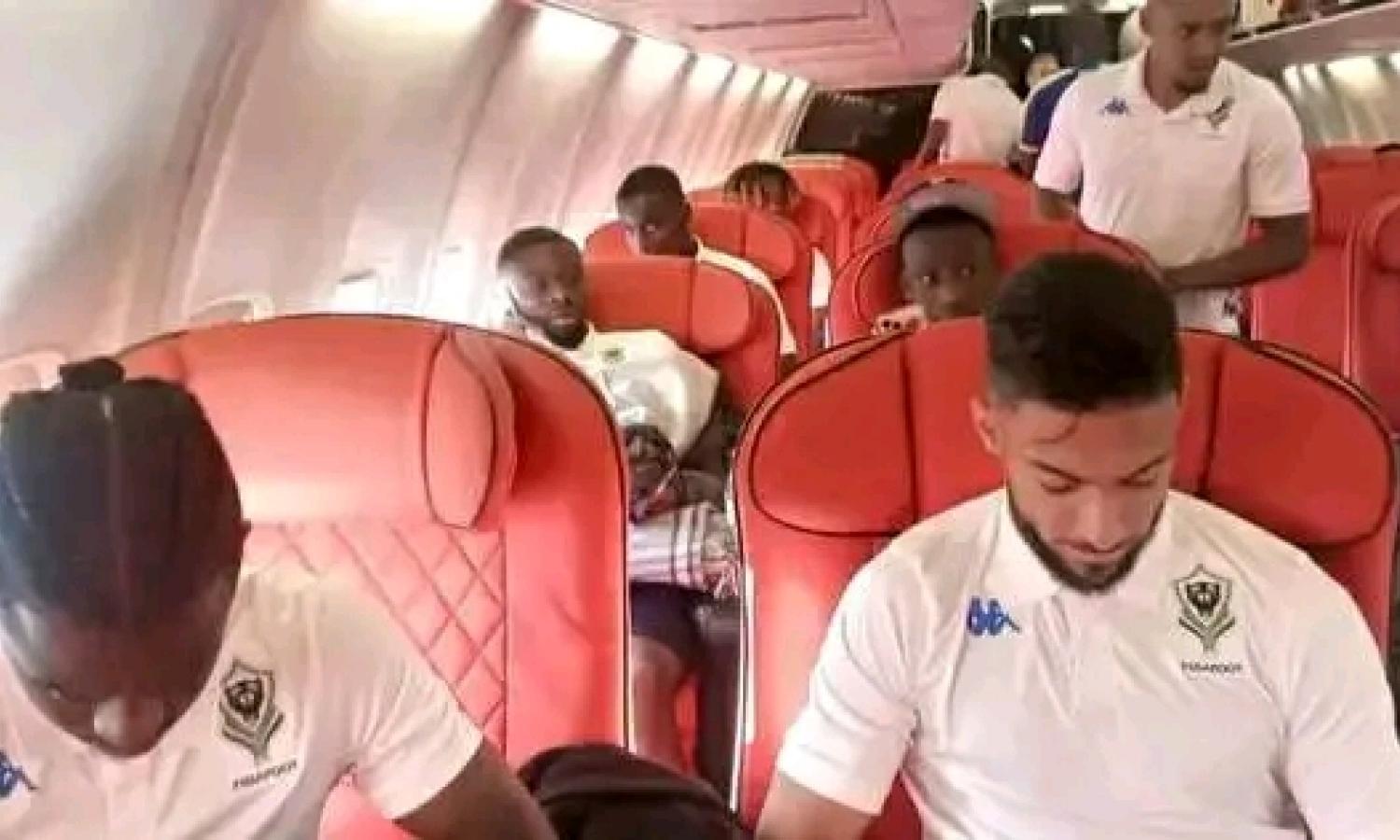 La délégation gabonaise dans un avion 