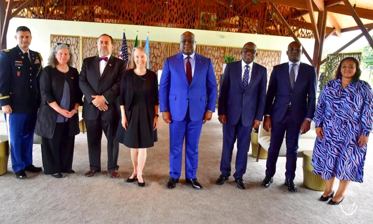 Le président Félix Tshisekedi avec les nouveaux ambassadeurs extraordinaires et plénipotentiaires d'Égypte et des États-Unis, accrédités en RDC 