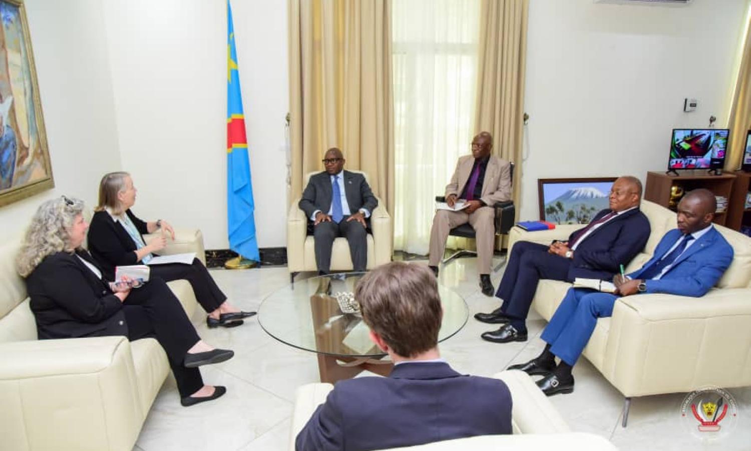 Le Premier ministre congolais Jean-Michel Sama Lukonde avec l’ambassadrice des USA en RDC , Lucy Tamlyn, et Chasper Sarott, ambassadeur de la Confédération Suisse en RDC.