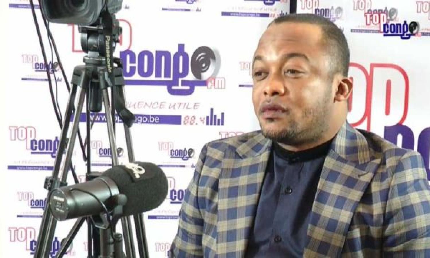 Dodo Kamba lors d'une intervention à Top Congo FM 